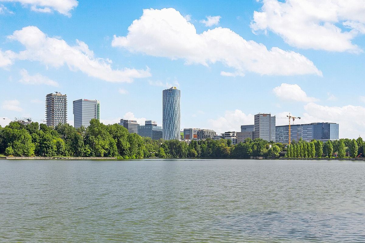 Clădiri de birouri din zona de afaceri Floreasca din București, văzute de pe lacul Herăstrău.