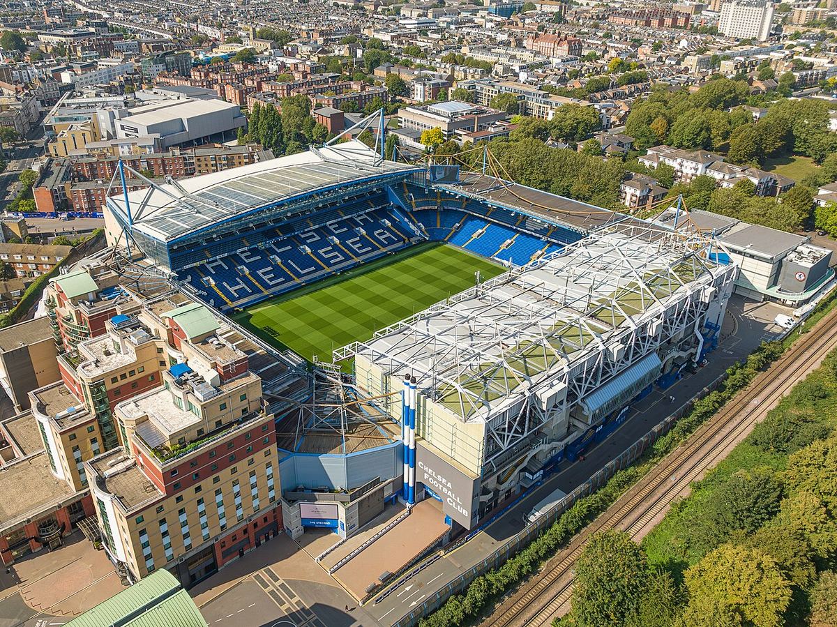 Stadionul Stamford Bridge din Londra, Anglia, fotografiat din exterior.