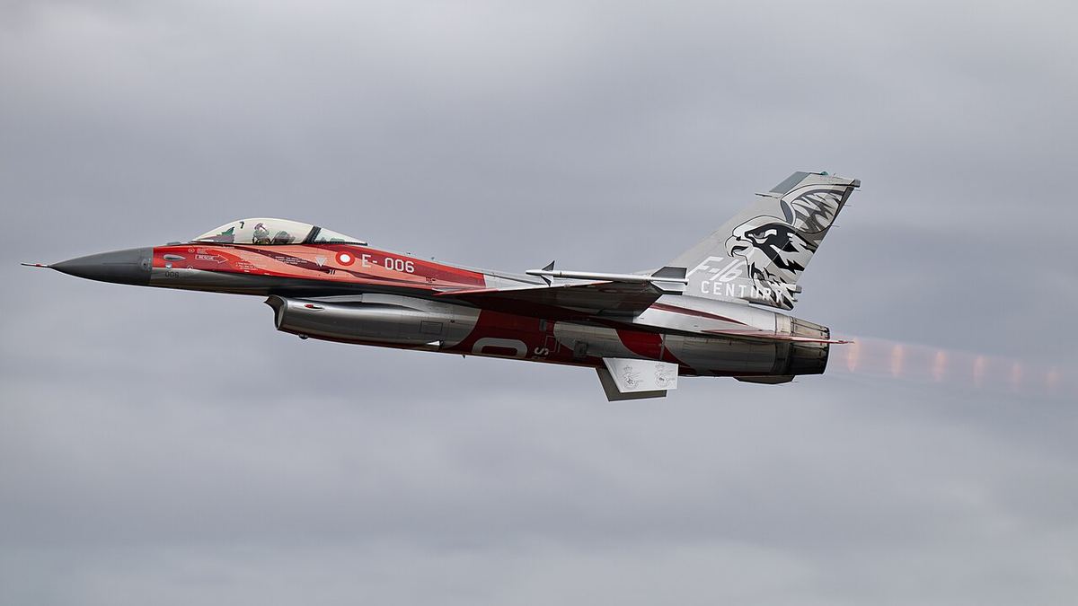 Avion de luptă F-16 al Forțelor Aeriene Regale Daneze în zbor, fotografiat la un festival aerian din 2025.