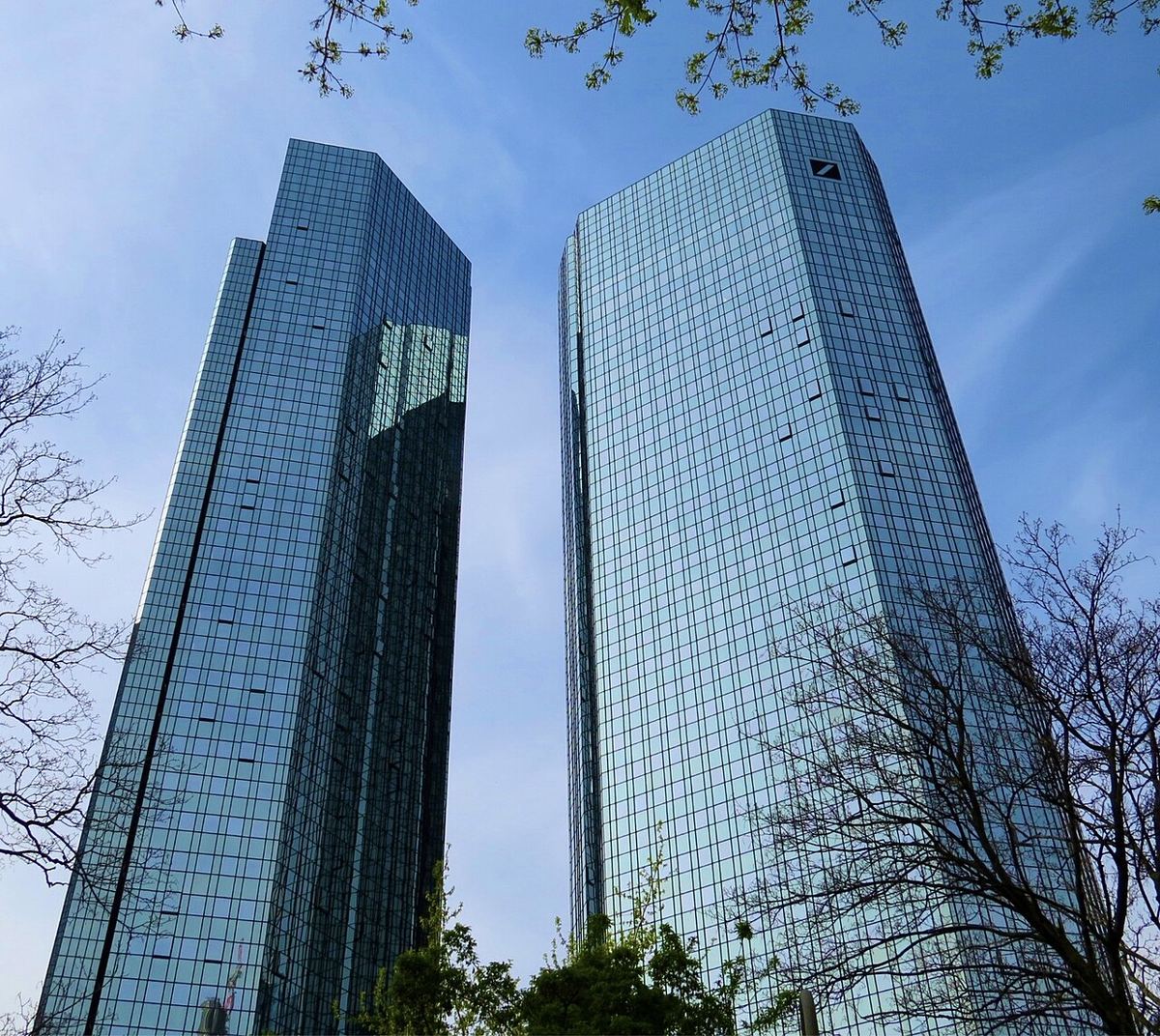 Sediul Deutsche Bank, cunoscut drept Turnurile Gemene, în Frankfurt, Germania.