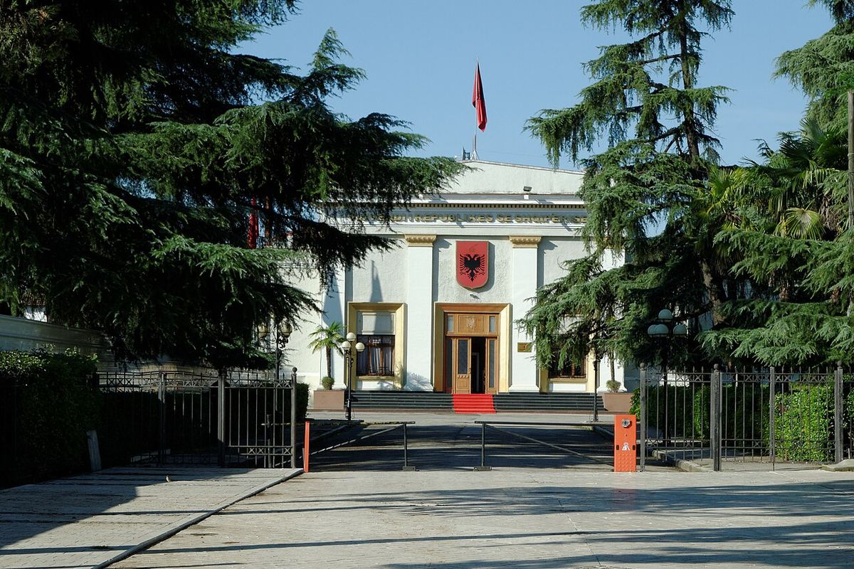 Clădirea Parlamentului Albaniei din Tirana, fotografiată exterior.