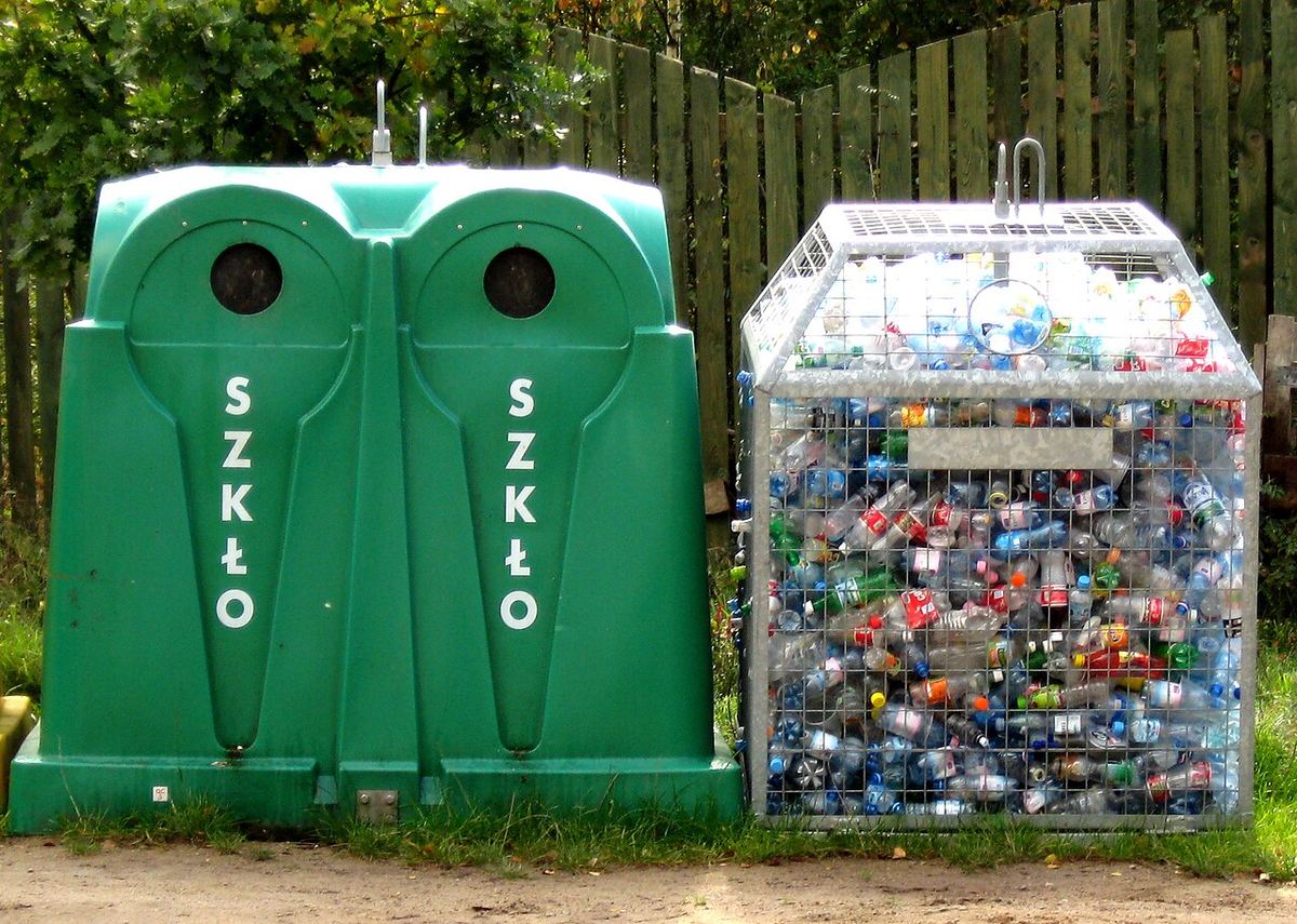 Containere de colectare selectivă pentru sticlă și plastic