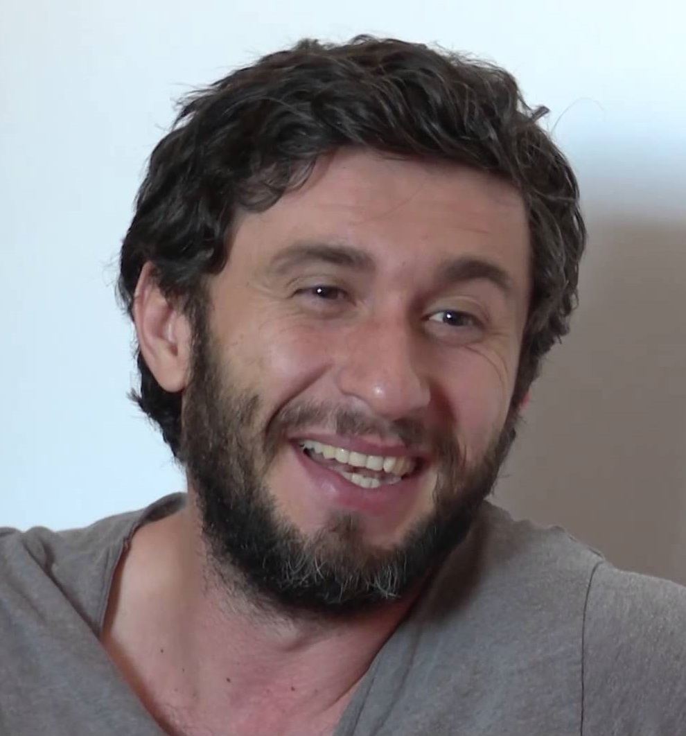 Dragoș Bucur, actor român, fotografiat într-un portret.