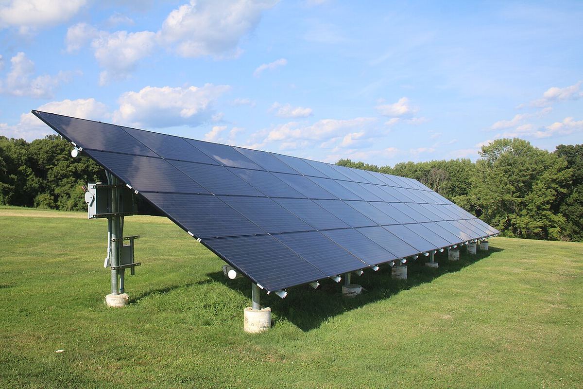 Panouri solare montate pe sol, instalate în Storrs, Connecticut, cu rânduri de module aliniate sub cer.