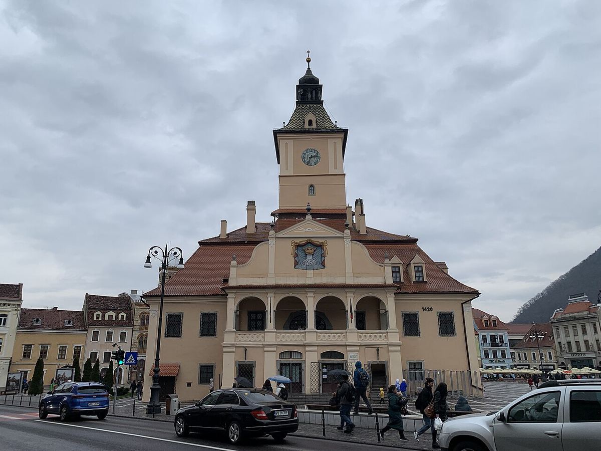 Clădirea Casa Sfatului din Brașov, fostul Primărie din Centrul Istoric, fotografiată în 2023.