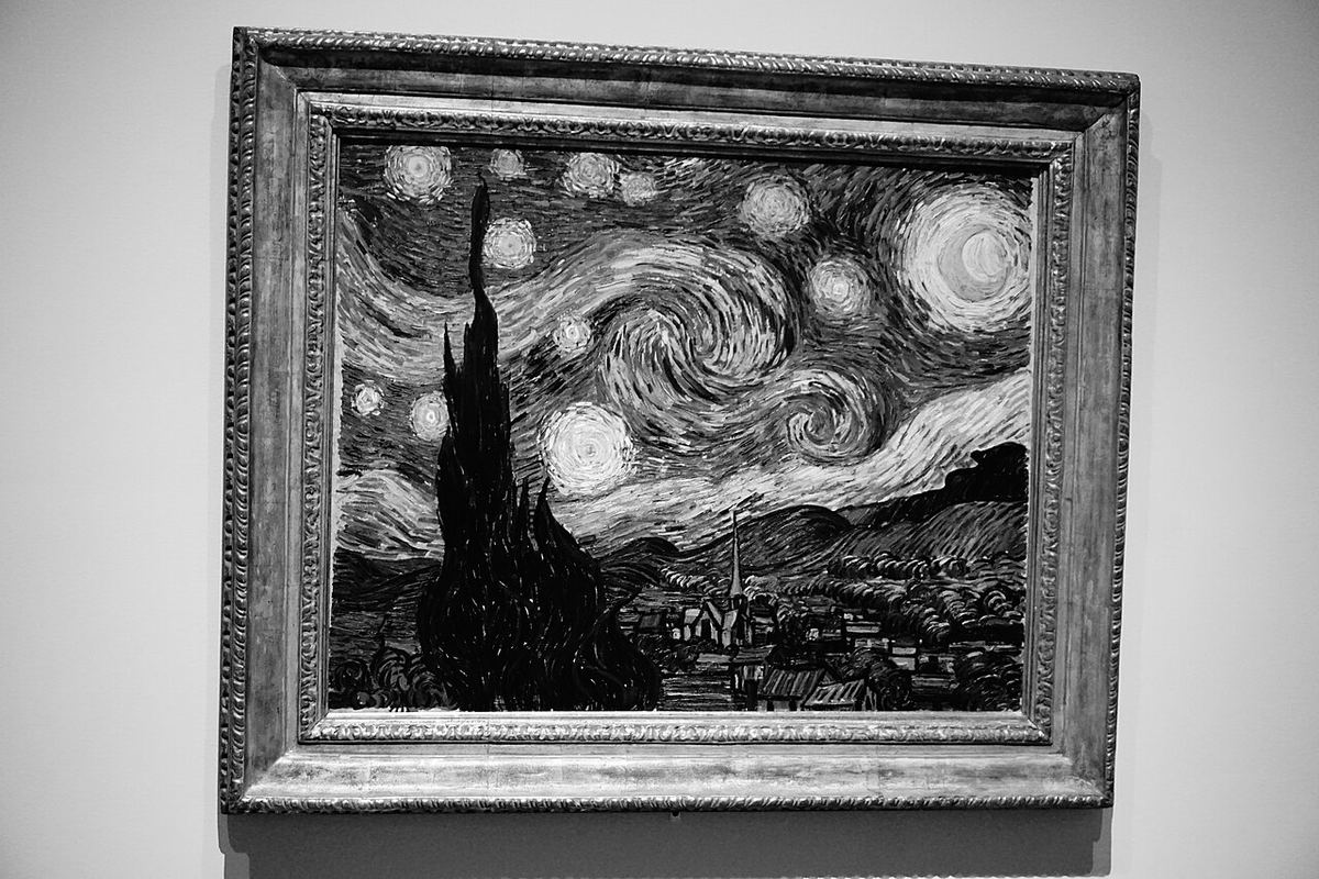 Tabloul „Noaptea înstelată” al lui Vincent van Gogh, cu cer nocturn în vârtejuri de albastru și galben.