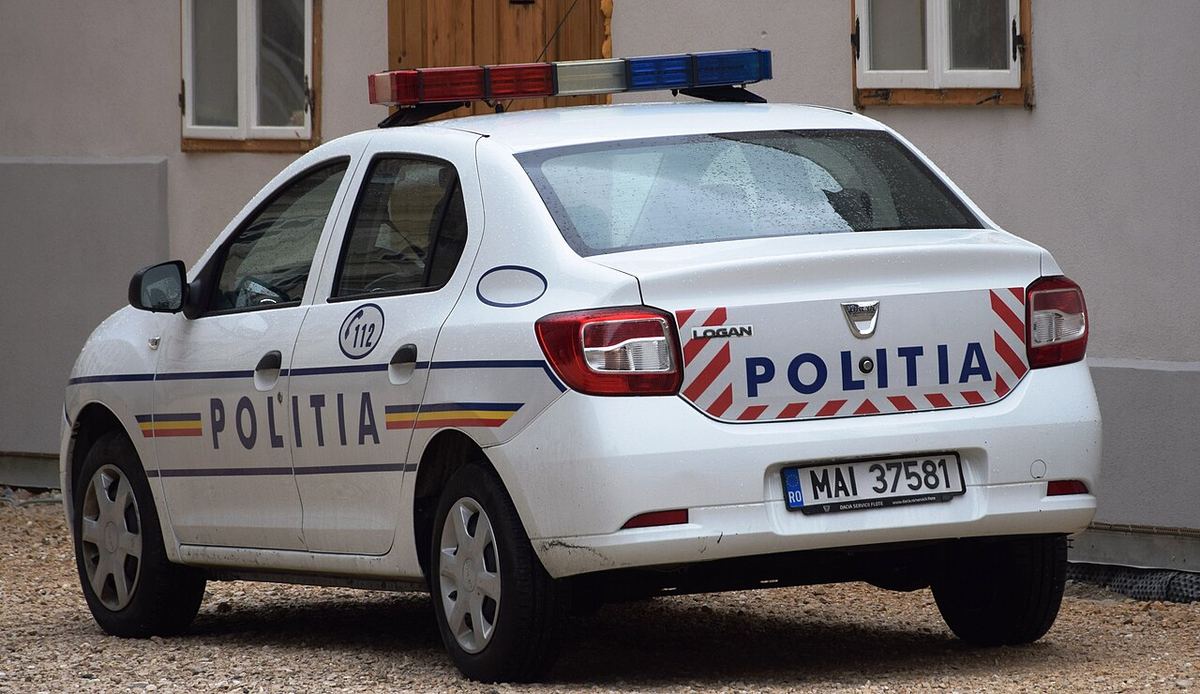 Mașină de poliție din România, fotografiată de la exterior.