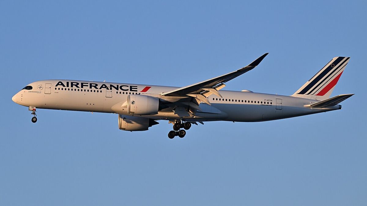 Avion Airbus A350-900 Air France, cu înregistrarea F-HTYH, în apropierea pistei 27 de pe aeroportul Boston Logan.