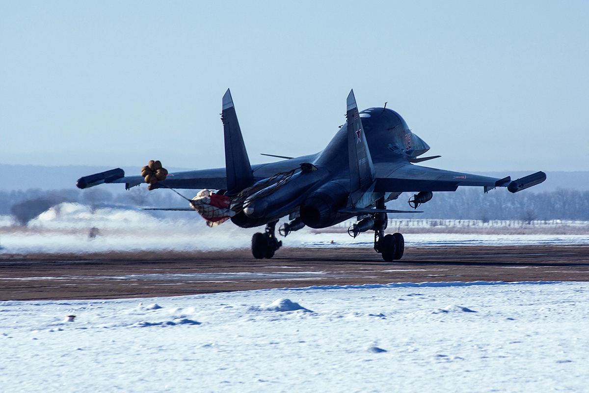 Un avion de atac Su-34 pe un aerodrom, fotografiat din apropiere, în regiunea Voronej, Rusia.