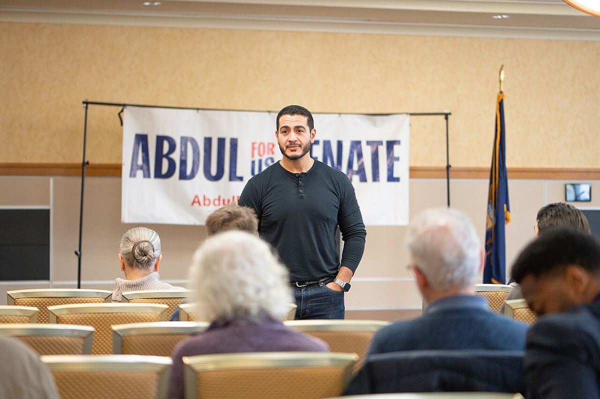 Abdul El-Sayed, candidat democrat la Senatul SUA din Michigan, întâlnește alegători la Universitatea Tehnologică din Michigan.