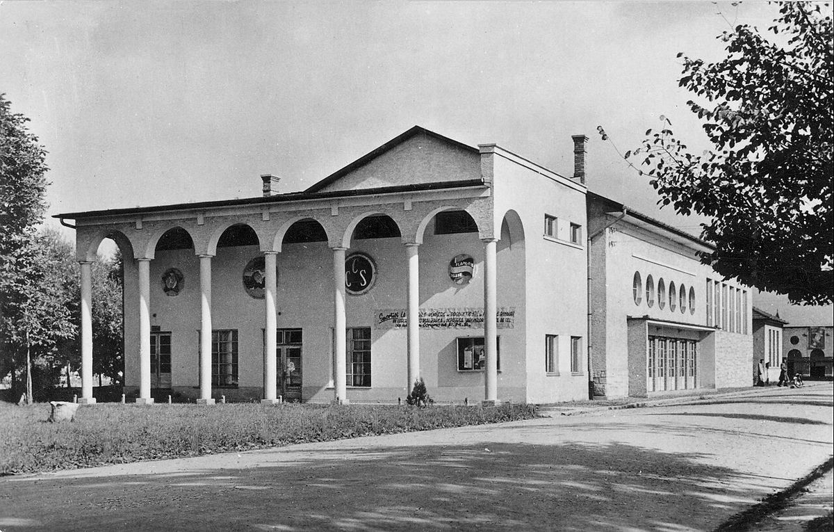 Clădirea fabricii de încălțăminte Clujana din Cluj-Napoca, fotografiată în anii 1960.