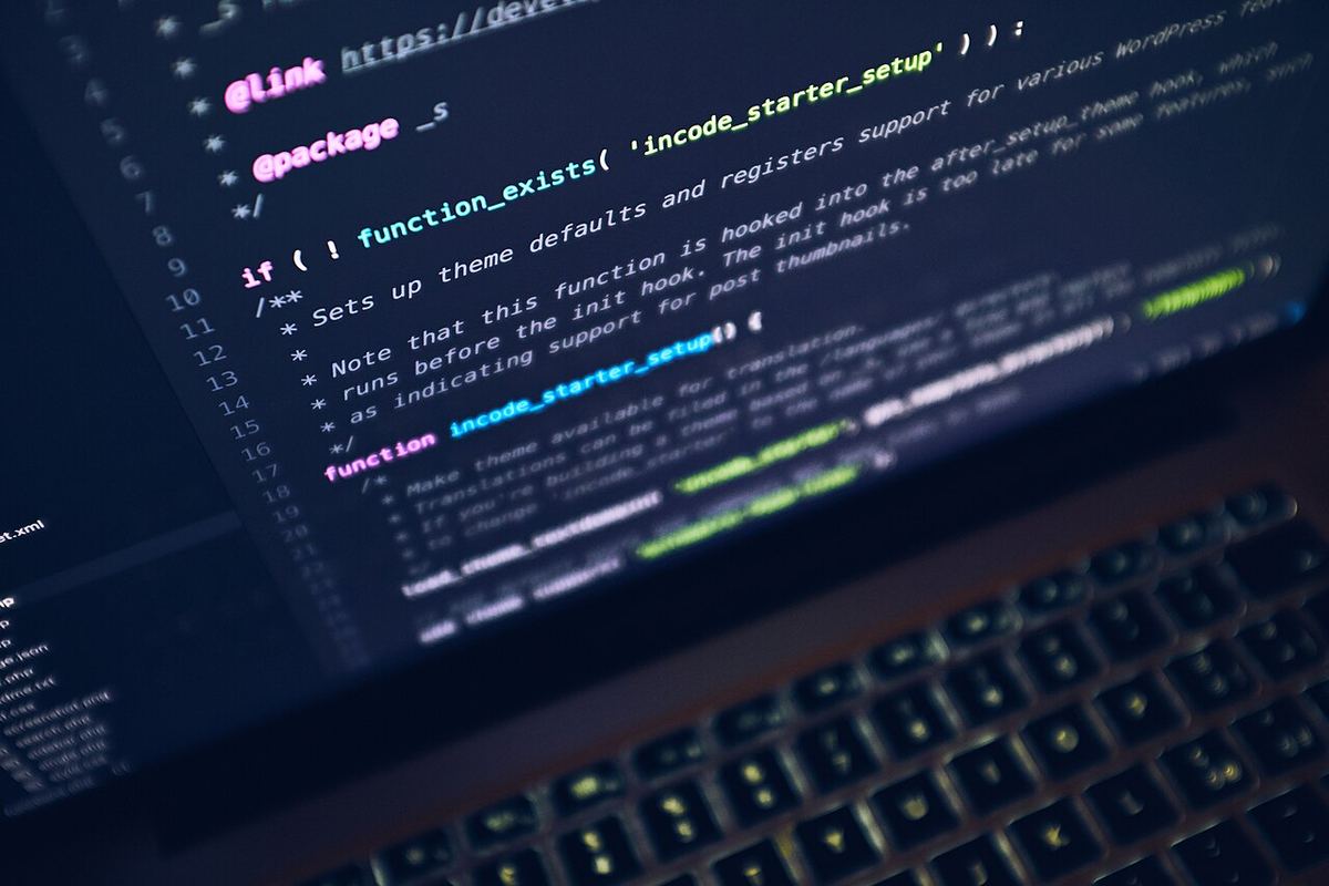 Laptop cu un mediu de dezvoltare (IDE) și un fișier scris în limbajul de programare PHP.