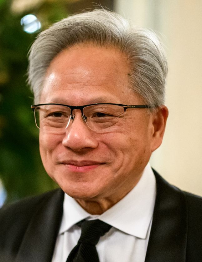 Portretul lui Jensen Huang, directorul Nvidia, zâmbind, purtând ochelari și costum negru.