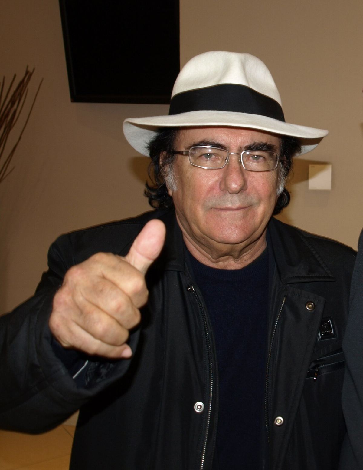 Cântărețul italian Al Bano, fotografiat în 2014, ridicând un deget mare.