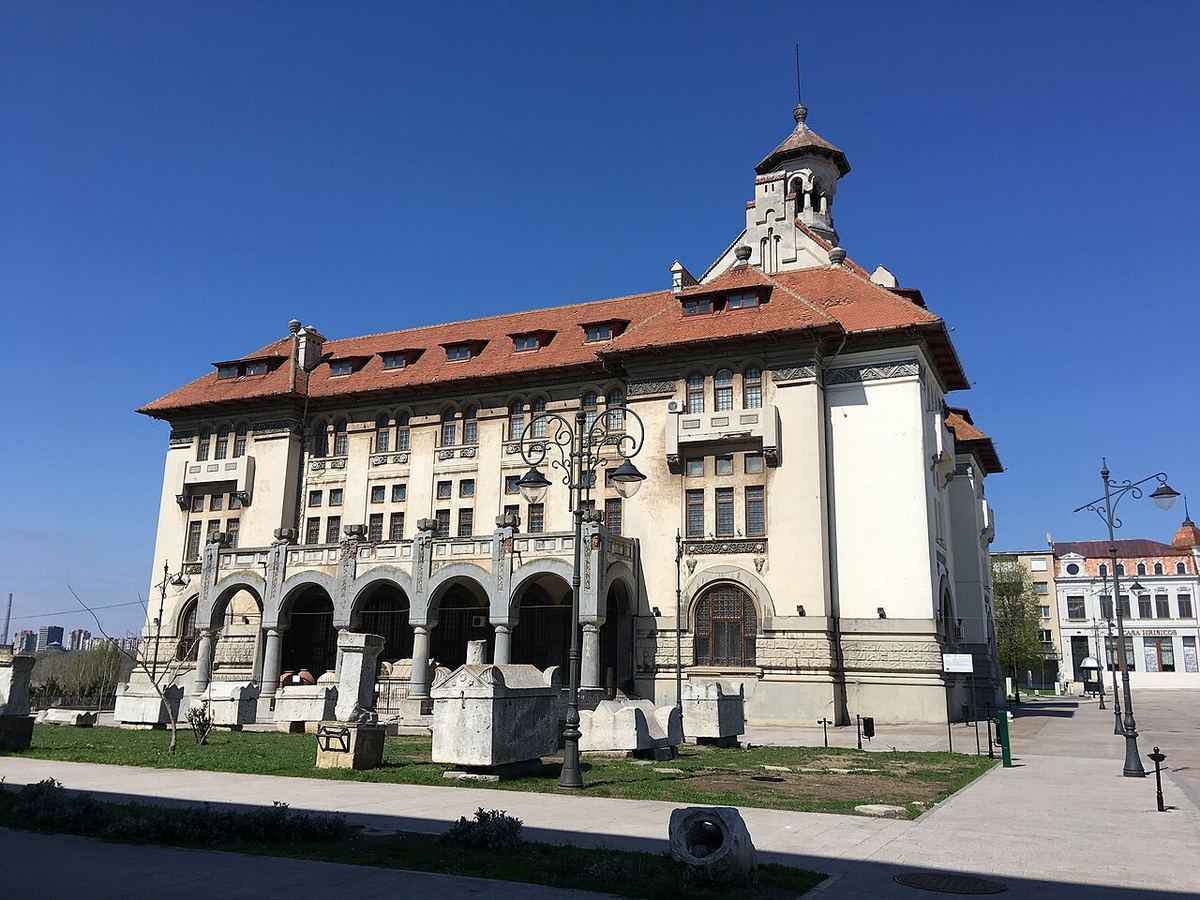 Fațada laterală a Muzeului de Istorie Națională și Arheologie din Constanța, fostul Palat Comunal.