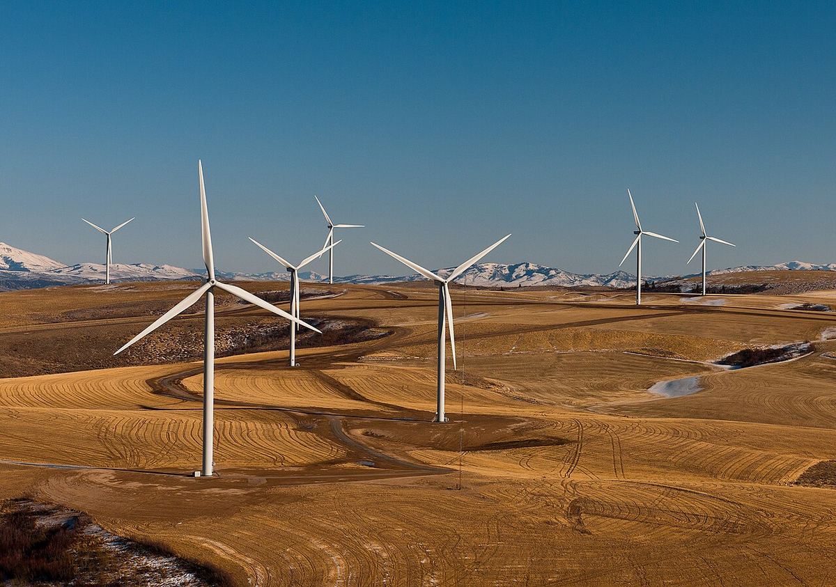 Turbine eoliene pe un deal