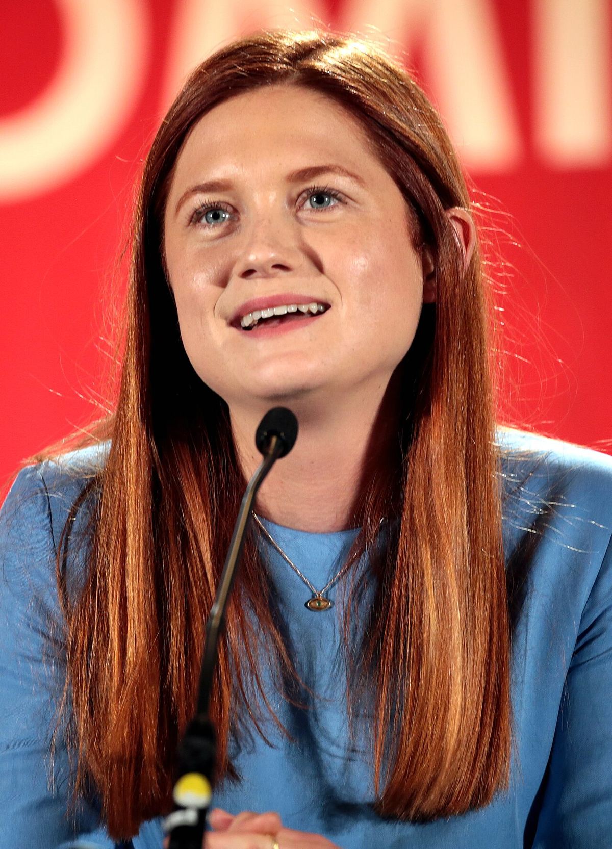 Actrița Bonnie Wright vorbind la microfon, la un eveniment public din 2017 (fotografie de arhivă).
