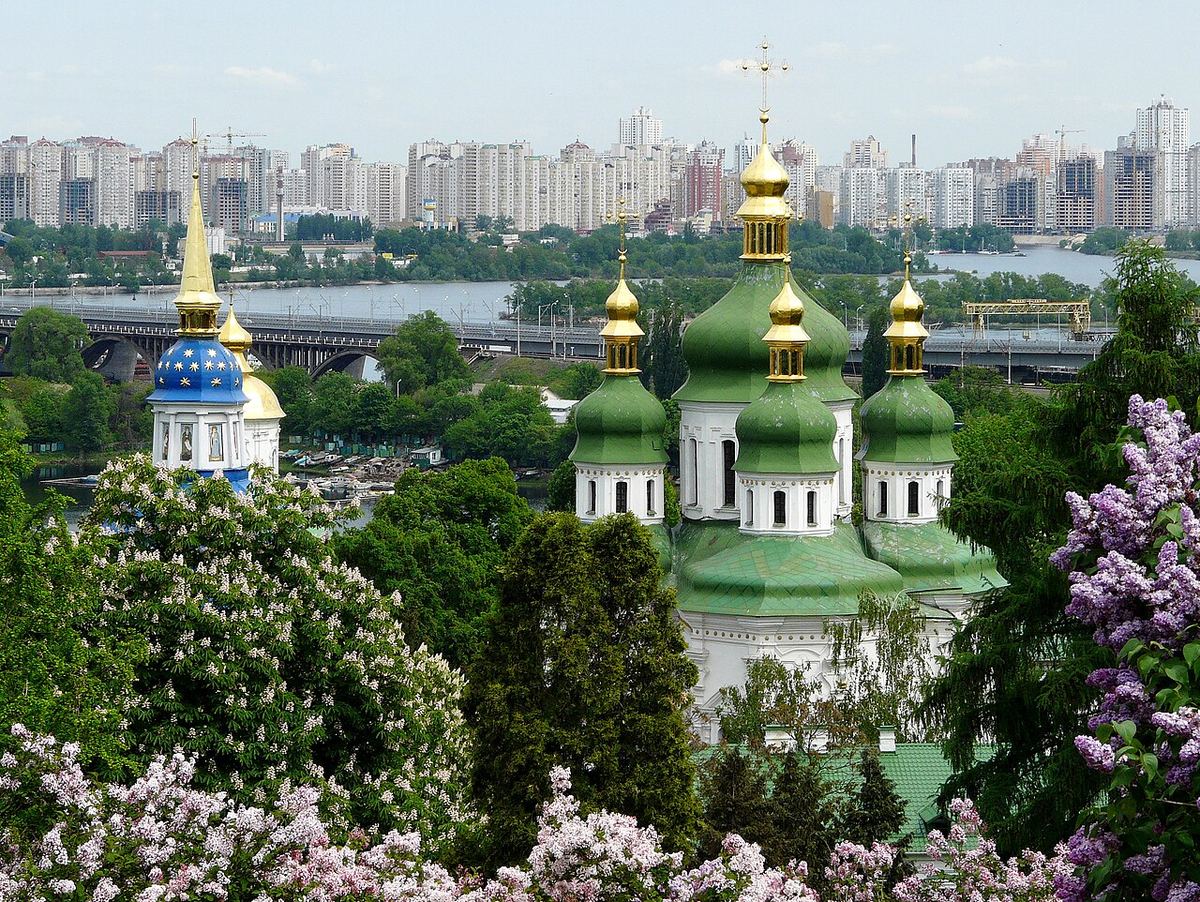 Catedrala Sfântul Gheorghe și clopotnița Mănăstirii Vydubychi din Kiev, Ucraina.