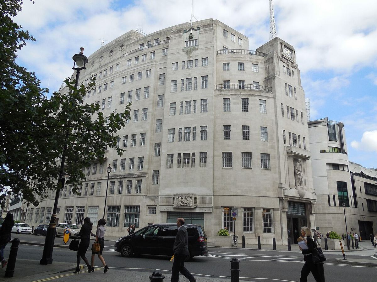 Fotografie a clădirii BBC Broadcasting House, sediul BBC, asociat cu podcastul BBC Radio 4.