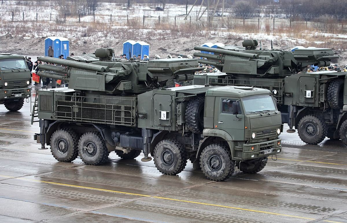 Vehicul transportor cu lansator și radar pentru sistemul antiaerian Panțir-S1, fotografiat la o repetiție militară.