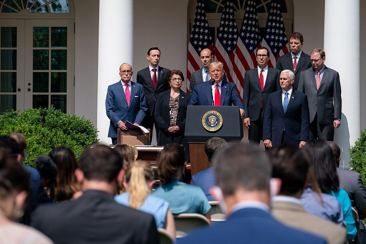 Donald Trump vorbind de la prezidiul din Rose Garden, Casa Albă, în fața jurnaliștilor și a asistenței (fotografie de arhivă).