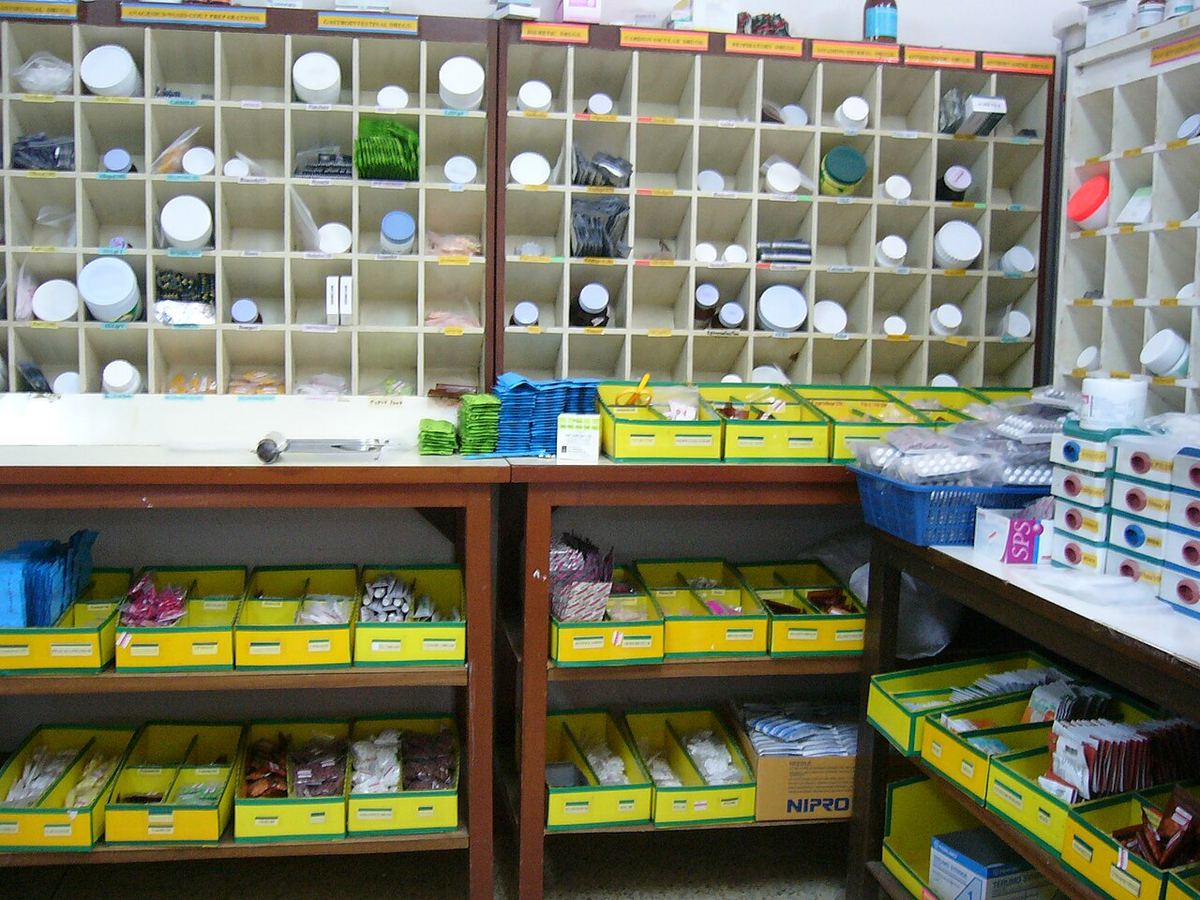 Rafturi cu medicamente într-o farmacie de spital