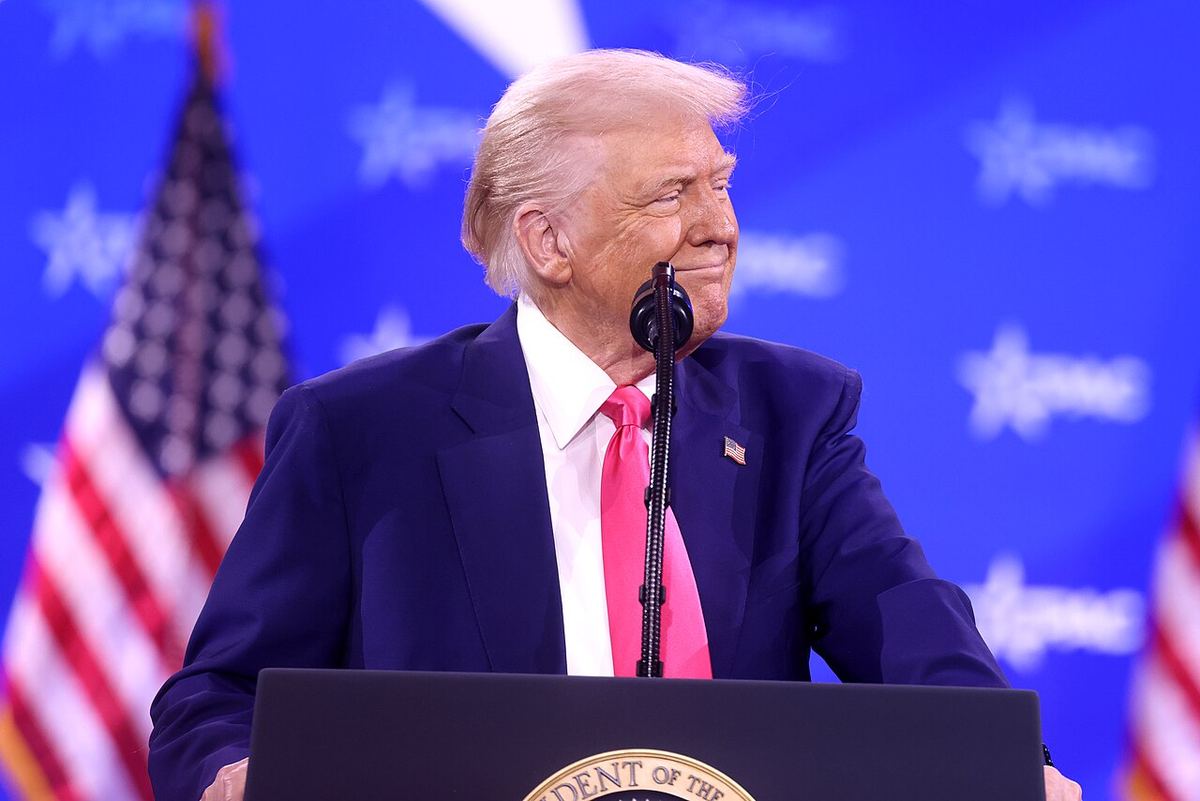 Donald Trump vorbind la pupitru la conferința CPAC, în 2025