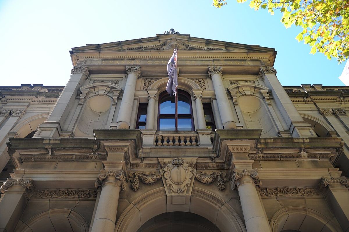 Intrarea principală a Curții Supreme a statului Victoria, văzută de pe treptele din față.