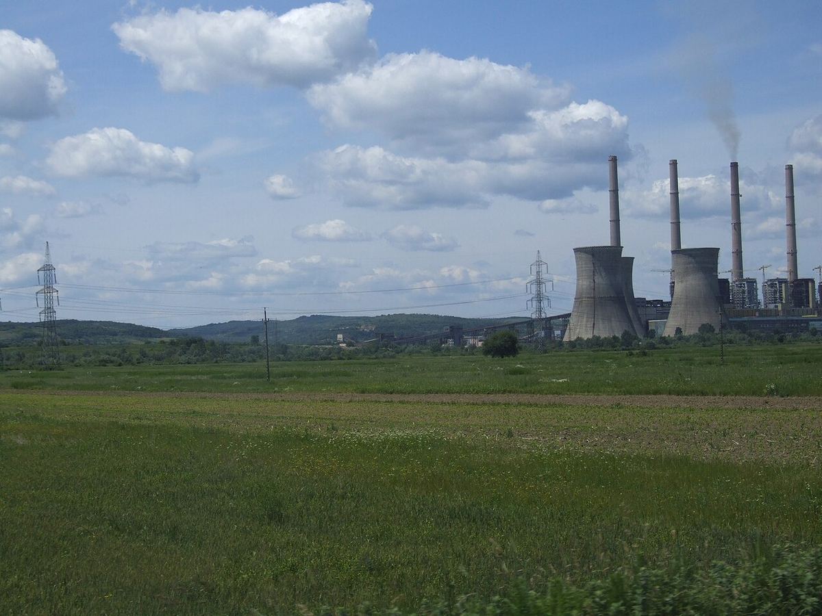 Centrala electrică Turceni din România, fotografiată din exterior, cu instalații industriale și turnuri.