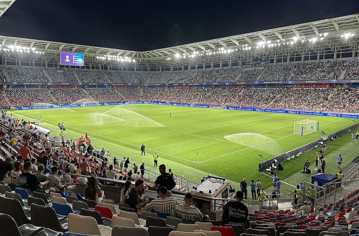 Stadionul Steaua din București, plin, în timpul unui meci