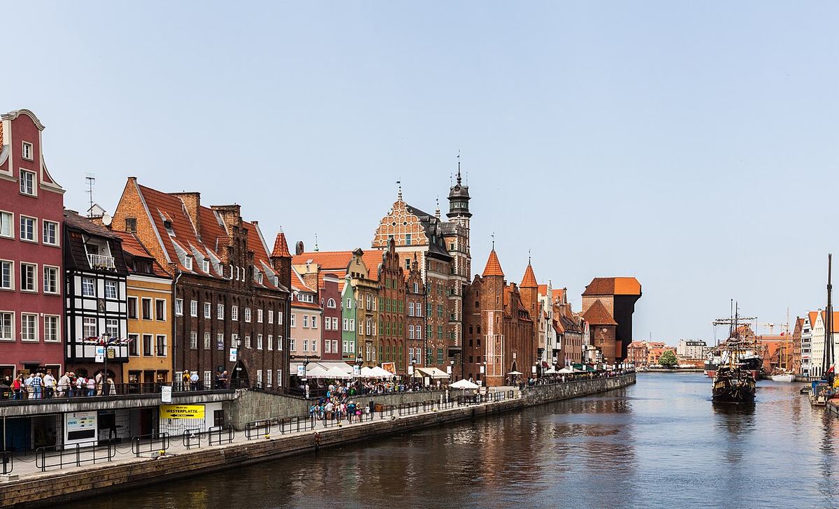 Faleza Długie Pobrzeże din Gdańsk, cu clădiri istorice colorate și macaraua Żuraw pe râul Motława