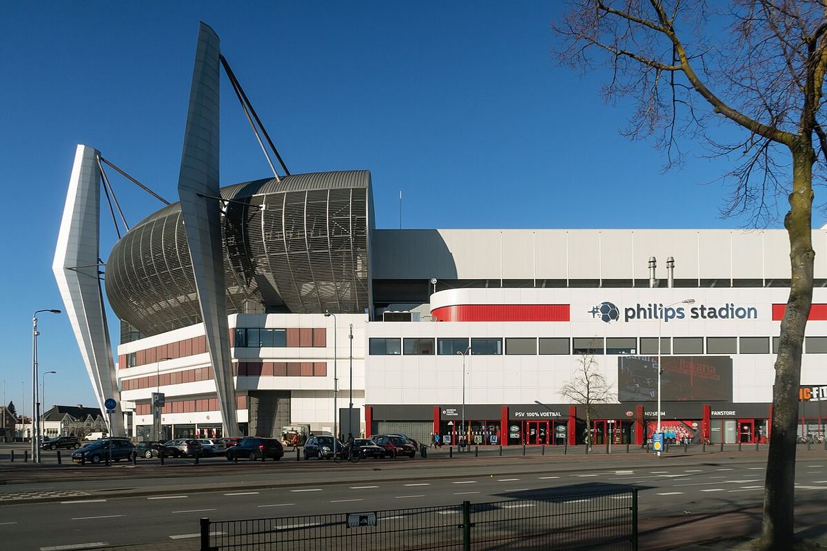 Vedere a stadionului Philips din Eindhoven, arena echipei PSV, în timpul zilei.
