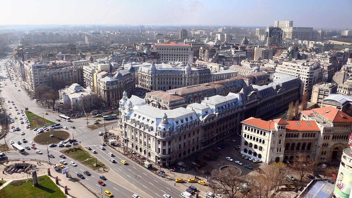 Panoramă a centrului Bucureștiului, cu Piața Romană și bulevardul Magheru