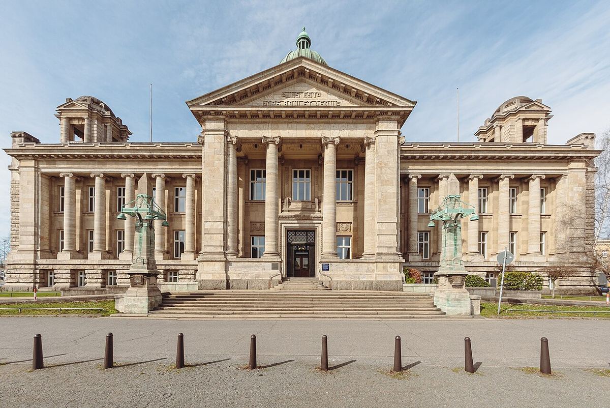 Fațada Tribunalului Superior Regional din Hamburg, fotografiată ziua, fără persoane prezente în cadru.