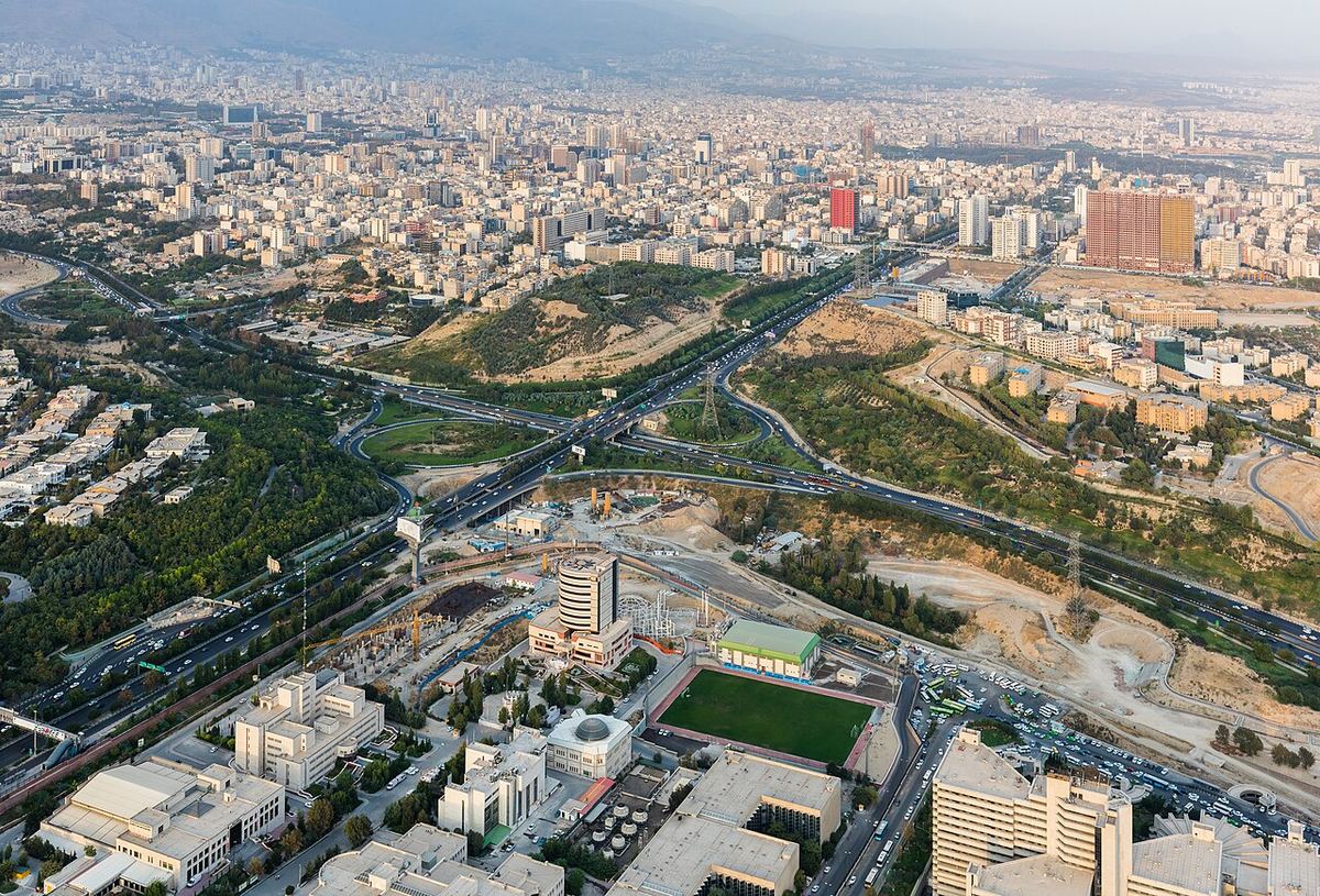 Vedere a orașului Teheran din Turnul Milad, Iran, cu clădiri dense sub cerul luminos.