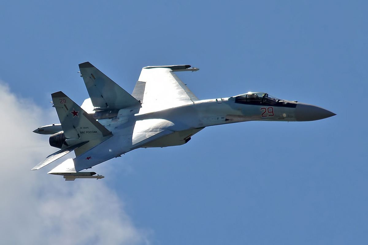 Avion de luptă Sukhoi Su-35S al Forțelor Aeriene ale Rusiei, cu numărul de înmatriculare RF-95475, pe aeroport.