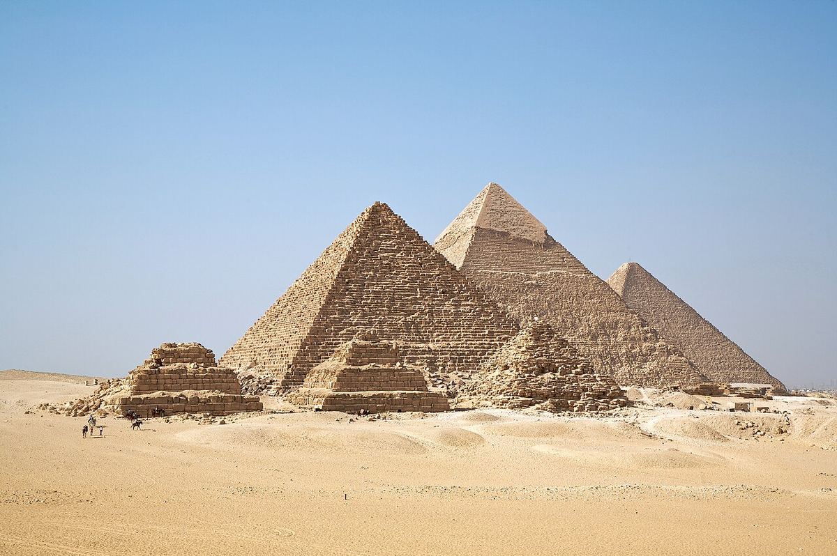 Piramidele de la Giza, Egipt, surprinse împreună într-un singur cadru.