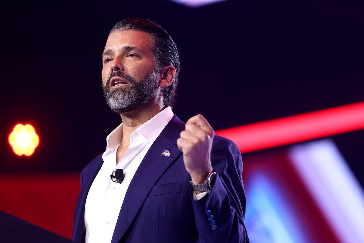Donald Trump Jr. vorbind cu participanții la AmericaFest 2025, la Phoenix Convention Center din Phoenix, Arizona.