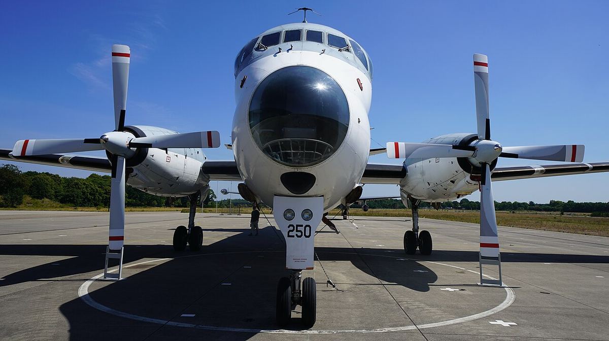 Avion de patrulare maritimă Breguet Br.1150 Atlantic, fotografiat de aproape.