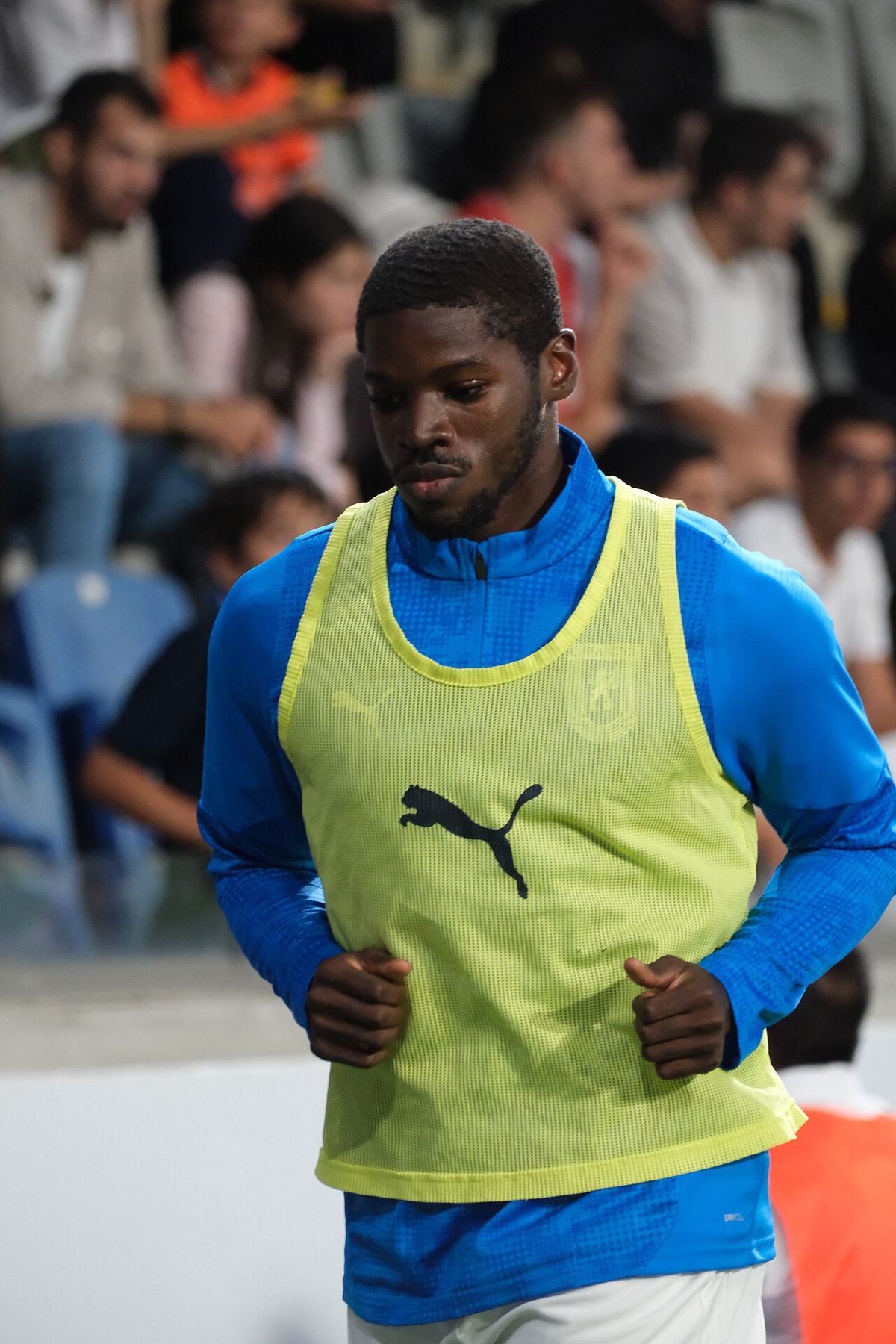 Steven Nsimba, jucător al CS Universitatea Craiova, în meciul din UEFA Conference League din august 2025.
