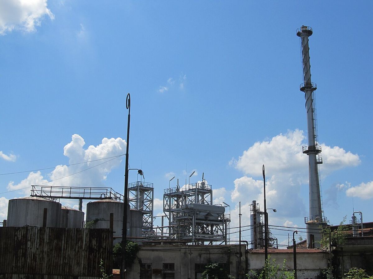 Imagine ilustrativă a unei rafinării din România, cu instalații industriale și conducte.