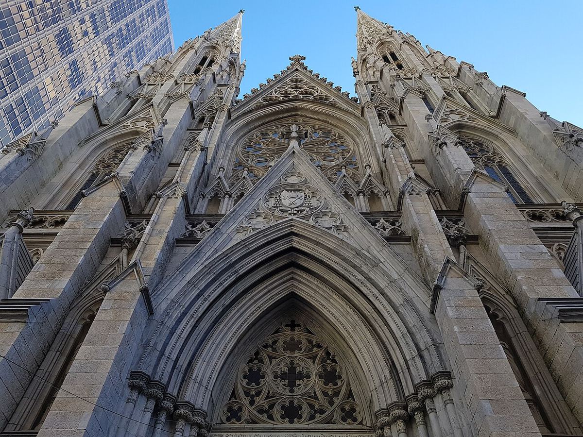 Fațada Catedralei St. Patrick din Manhattan, New York, cu arhitectura sa gotică din piatră și turnurile înalte.