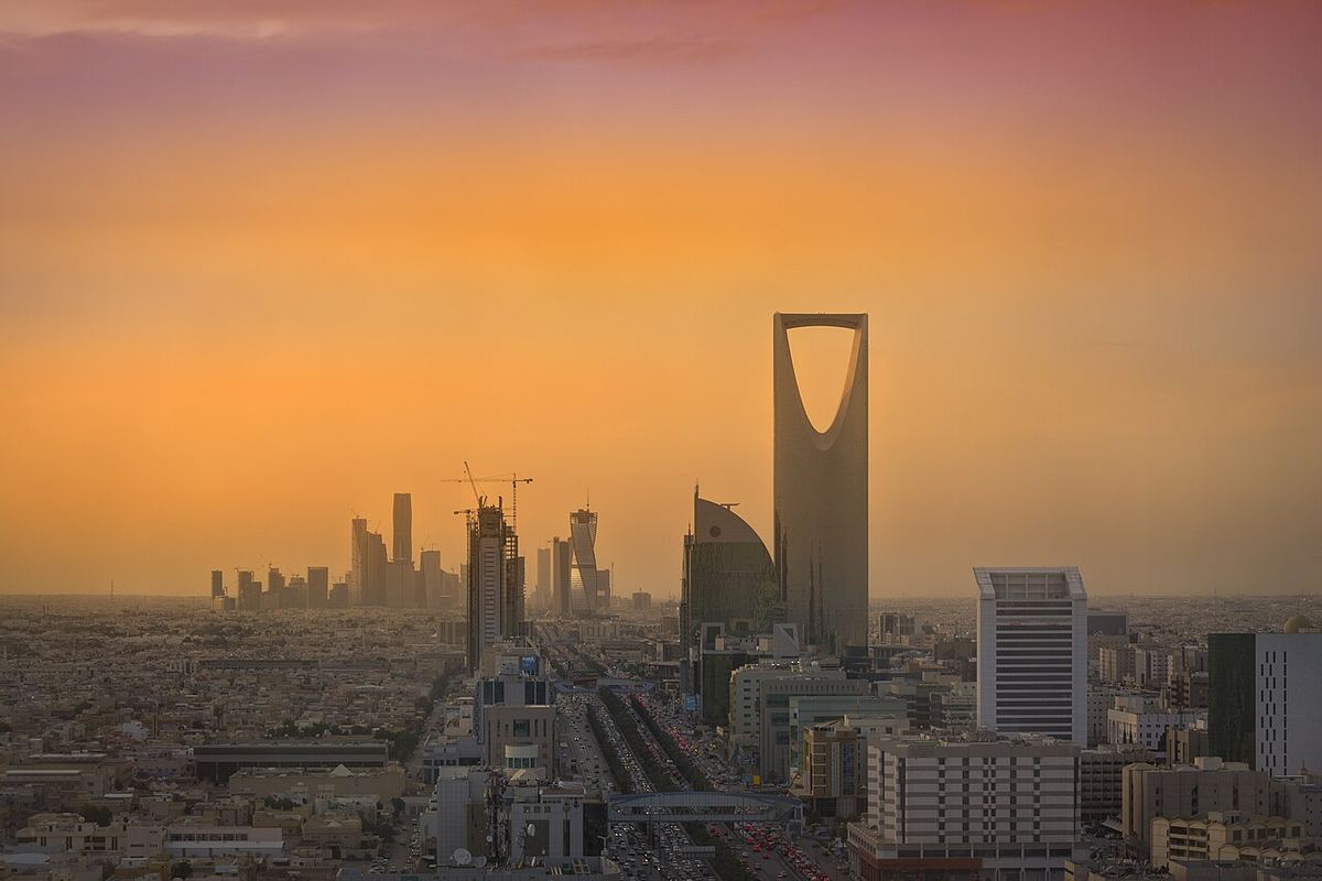 Panorama orașului Riyadh cu clădiri înalte din districtul financiar și Kingdom Tower, în Arabia Saudită.