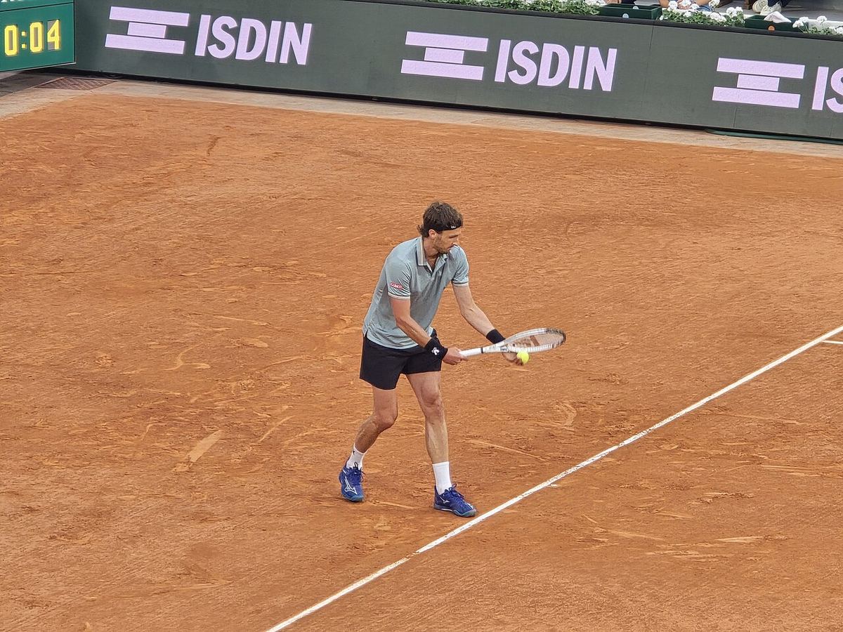 Jannik Sinner în meci cu Arthur Rinderknech la Roland Garros 2025, pe teren de zgură.