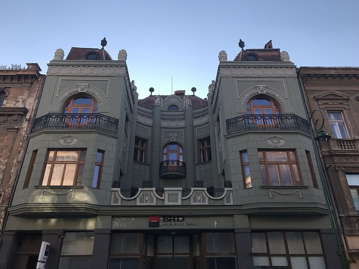 Clădire pe o stradă din centrul vechi al Brașovului, în Transilvania, România.