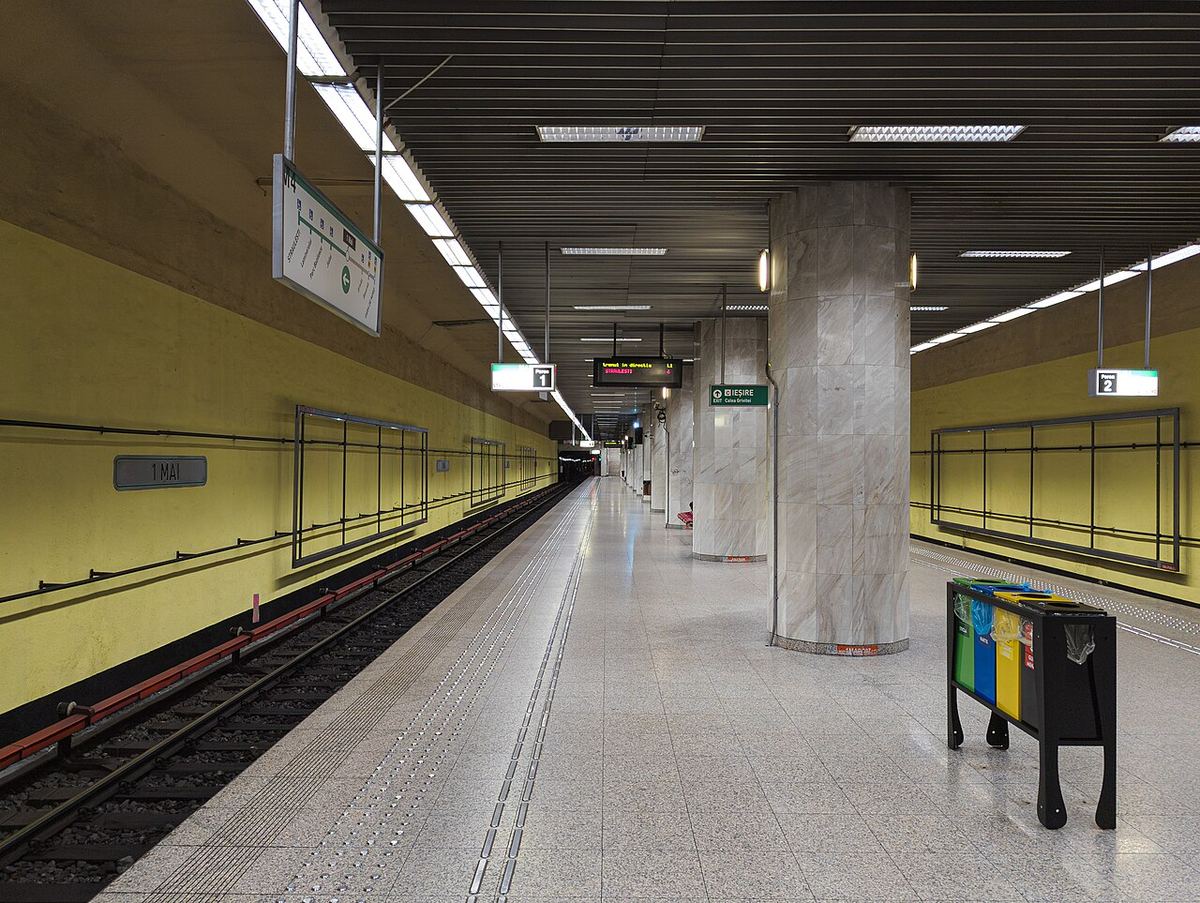 Peronul stației de metrou 1 Mai din București, linia M4, cu pereți galbeni și peron gol, fotografiat după renovare.