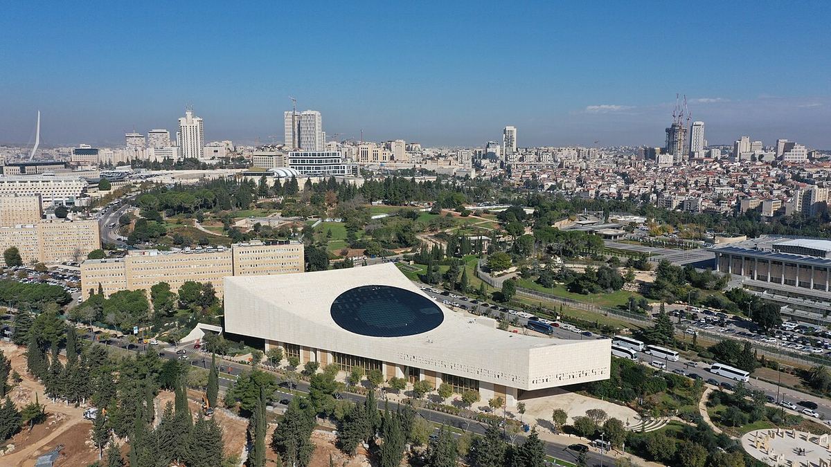 Noul complex al Bibliotecii Naționale a Israelului, cu clădirea Knesset-ului și parcul Wohl Rose în fundal