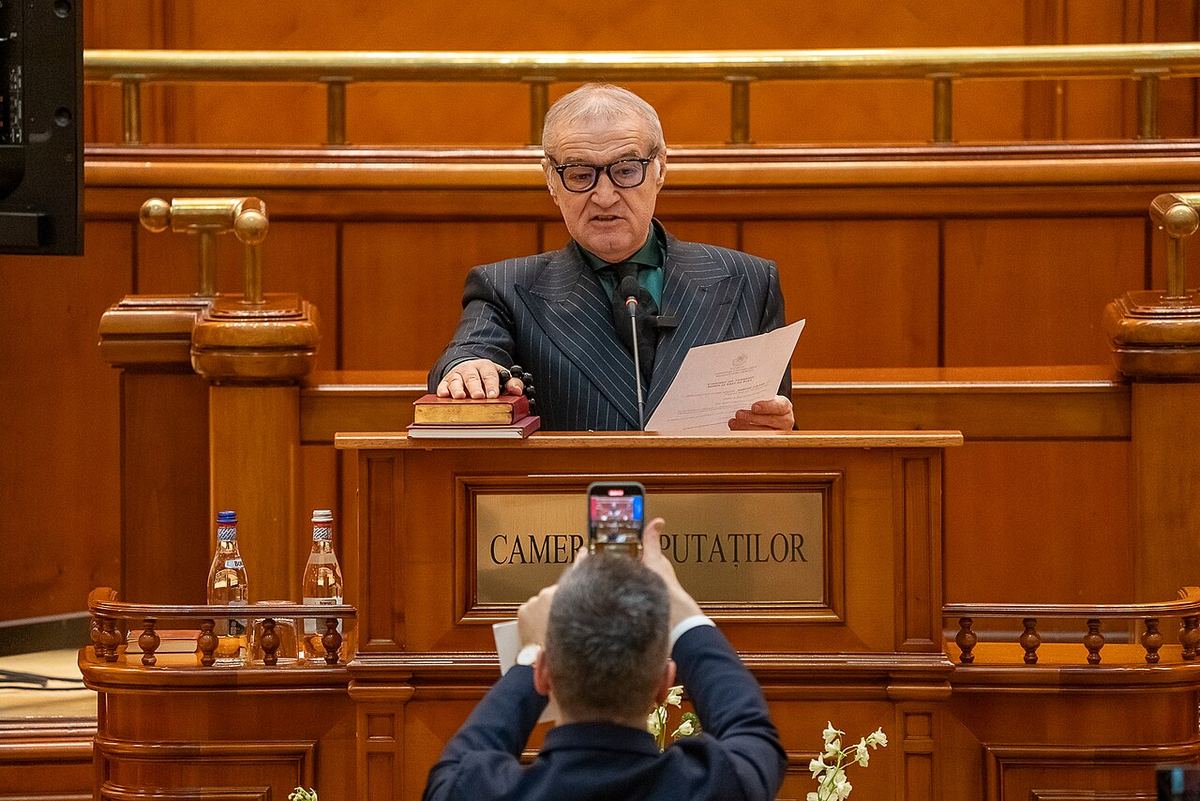 Gigi Becali la tribuna Camerei Deputaților, într-o fotografie de arhivă din 2024, cu un fotograf în prim-plan.
