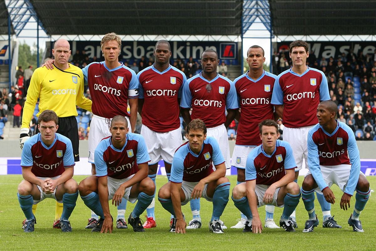 Echipa Aston Villa pozând înaintea meciului cu FH, din august 2008, jucătorii aliniați în față și în spate.