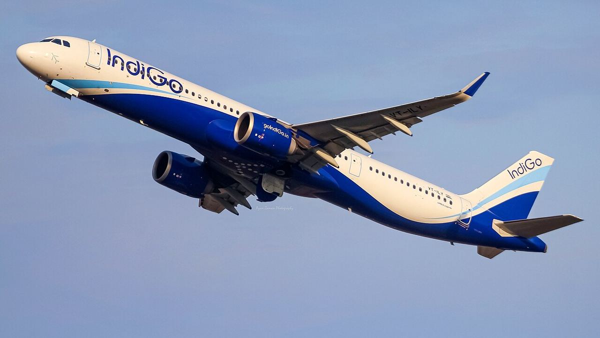 Avion Airbus A321 al companiei IndiGo, cu înmatricularea VT-ILY, pe o pistă de aeroport.
